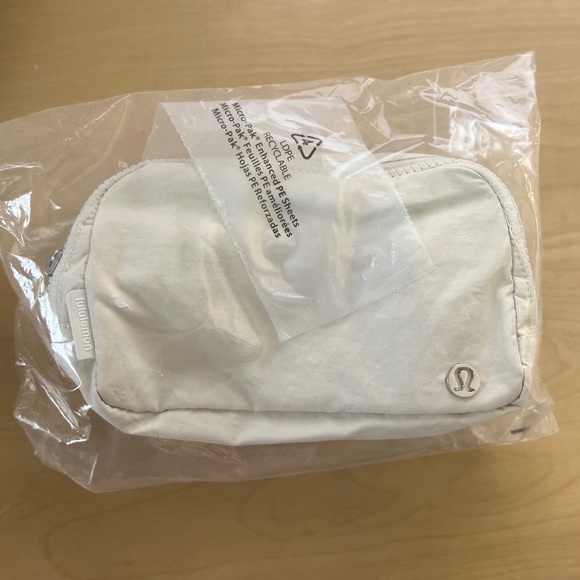 Lululemon Everywhere Belt Bag White Opal NWT - Picture 2 of 16